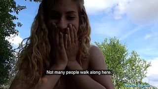 Немецкая студентка в очках трахается за деньги в парке онлайн