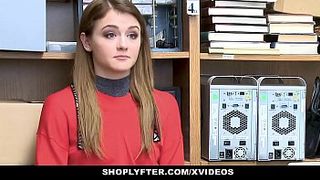 Чтобы полицейский её отпустил, воровка согласилась отсосать и трахнуться с ним на стуле