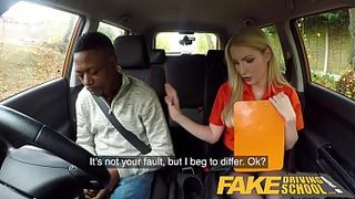 Девушка водитель трахается с экзаменатором во время приема экзамена